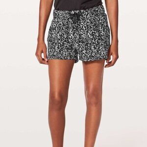 Lululemon On The Fly Short 2.5" Chirasu Black